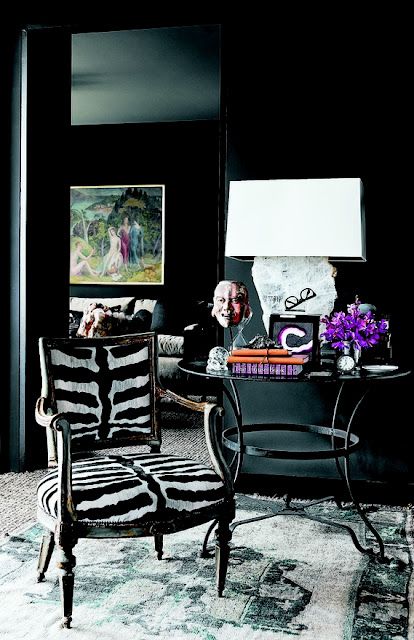 Room With Black Walls, Zebra Chair, Black And White Living Room, Black Rooms, Design Salon, Dark Walls, Dark Interiors, White Living, White Living Room