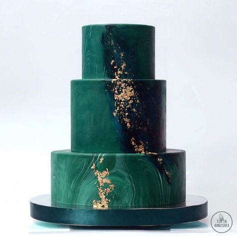 Wedding Cake Elegant Gold, Cakes Beautiful, Peacock Wedding Cake, Elegant Cupcakes, Green Wedding Cake, Gold Cupcakes, Big Wedding Cakes, Wedding Cakes Elegant, Fun Wedding Decor