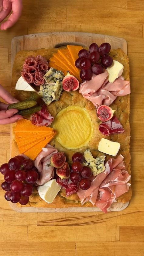 Focaccia Board, Bread Charcuterie Board, Charcuterie Meats, Foccacia Bread, Charcuterie Inspiration, Focaccia Bread, Cheese Boards, Dessert Bread, White Flour