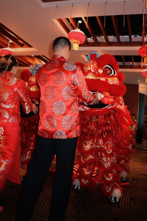 #chinesewedding #traditionalchinesewedding #hongbao #liondance #bangbangoriental #london #cantonese #redweddingdress #hongkong Traditional Chinese Wedding, Red Wedding Dress, Traditional Flash, Lion Dance, Flash Mob, Chinese Wedding, Flash, Bangs, London