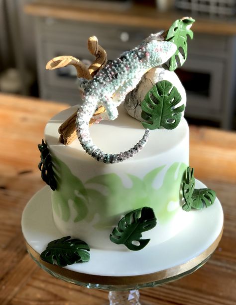 Gecko Cake Geko Lizard Cake, Gecko Cake, Marzipan Figures, Lizard Cake, Snake Cake, Wild Kratts Birthday Party, Snake Cakes, Reptile Party, Crazy Cakes