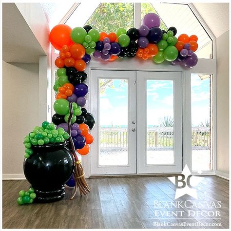 Halloween Balloon Garland Arch with Witches Cauldron Balloon Sculpture for a Baby is Brewing Halloween Baby Shower in Satlellite Beach FL Orange Balloon Garland, Halloween Shower Ideas, Spooky Balloons, Halloween Balloon Garland, Halloween Bunco, Halloween Balloons Decorations, Halloween Party Backdrop, Baby Shower Balloon Arch, Halloween Gender Reveal