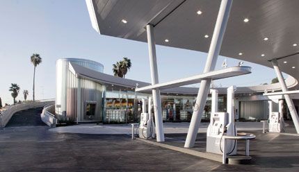 angled columns Gas Station Design, Electric Station, Gym Design Interior, Pompe A Essence, Mid Century Architecture, Petrol Station, Canopy Design, Filling Station, Oil Gas