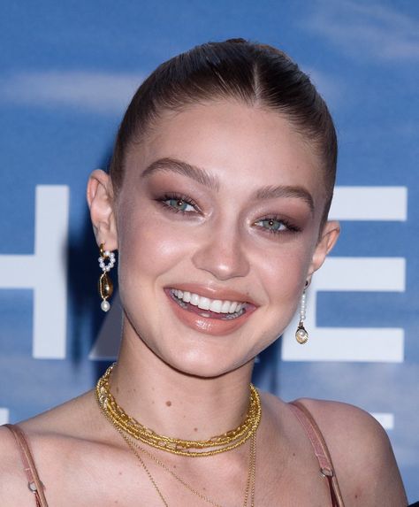 Hadid Family, Celebrity Teeth, Alchemy Tattoo, Paris Culture, Gigi Hadid Street Style, Gigi Style, Bella Gigi Hadid, Amazing Makeup, Queen Photos