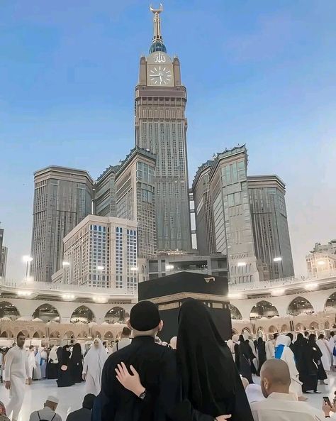 Umrah Couple Pics, Couple In Mecca, Hajj Photos, Umrah With Husband, Hajj Couple, Couple Umrah, Hajj Aesthetic, Umrah Pics, Aesthetic Friend Pictures