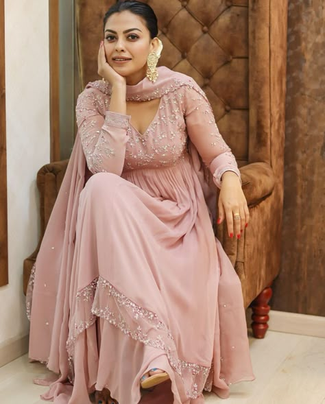 Outfit From Scratch Ideas, Neck Reference, Outfit From Scratch, Kurti With Jeans, Pink Anarkali, Simple Dress Casual, Inspiration Dress, Long Gown Design, Cute Birthday Ideas