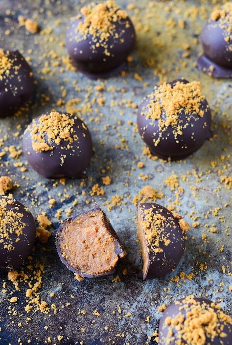 Chocolate Pumpkin Truffles, Pumpkin Truffles, Chocolate Pumpkin, Chocolate Truffle, Truffle Recipe, Pumpkin Flavor, Köstliche Desserts, Homemade Candies, Homemade Pumpkin