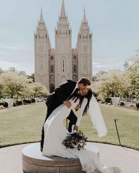 Salt Lake Temple wedding Simple Plain Wedding Dress, Temple Wedding Dress, Temple Wedding Dresses, Salt Lake Temple Wedding, Temple Wedding Photos, Latter Day Bride, Temple Wedding Photography, Romantic Stuff, Wedding Dresses Lds