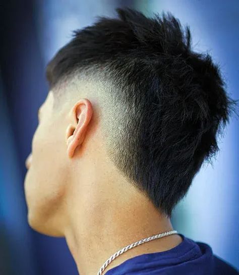 Low Skin Fade with Short, Thick Mohawk. This edgy, modern men’s haircut pairs a contemporary variation of the mohawk with a cool, short fade on the sides and back to create a stylish look, making it a super popular choice for fashion-forward people. Discover the most attractive mohawk fade hairstyles for men that look both trendy and effortlessly charming. Thick Mohawk, Fohawk Haircut Fade, Fohawk Haircut, Mohawk Fade, Fade Mohawk, Burst Fade Mohawk, Fade Haircut Curly Hair, Stylish Mens Haircuts, Mohawk Haircut