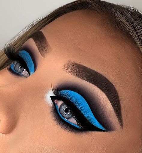 21 | UK | DEVON on Instagram: “Ocean eyes 🌊 Inspired by @nikki_makeup EYES- @bperfectcosmetics carnival palette @ofracosmetics stairway to heaven fixline eyeliner…” Police Makeup, Makeup Carnaval, Nikki Makeup, Crazy Eye Makeup, Blue Eyeshadow Looks, Easy Halloween Party, Ocean Eyes, Crazy Eyes, Make Up Inspo