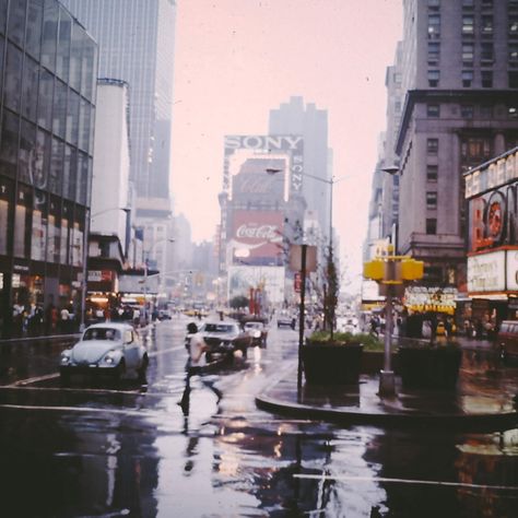 Nyc 1970s Aesthetic, Portnoy's Complaint, 1970s Pictures, Times Square New York City, Nyc History, Timeless Photography, Autumn In New York, New York Pictures, Parisian Life