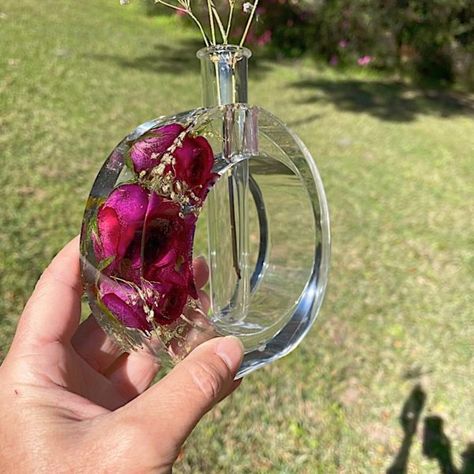 How To Preserve Flowers In Resin Like A Professional - Resin Obsession Epoxy Plant Pot, Preserve Flowers In Resin, Resin Flower Vase, Flower Resin Art, Resin Pots, Resin Flower Pot, Preserve Flowers, Resin Bubble, Resin Vase