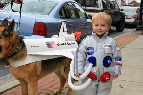 Dog space shuttle! Dog Astronaut Costume, Space Shuttle Costume, Diy Pet Costumes Dogs, Race Car Costume, Rocket Costume, Diy Pet Costumes, Science Clothes, Boo Party, Dog Space