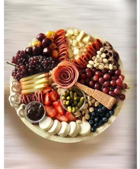 Simple Round Charcuterie Board, Charcuterie Board Circular, Large Round Charcuterie Board, Small Round Charcuterie Board, Charcuterie Board Ideas Round, Circular Charcuterie Board, Circle Charcuterie Board, Hosting Appetizers, Platter Boards