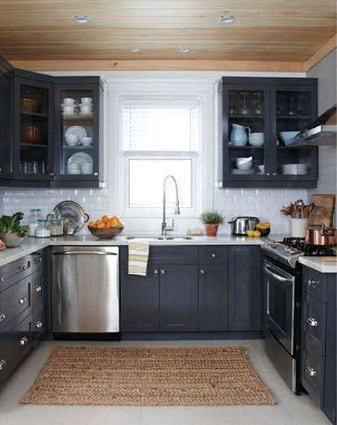 Dark cabinet, white tile kitchen, this is my dream kitchen. I don't need a big one to be happy, this is perfect. Dark Grey Kitchen, White Kitchen Tiles, Black Kitchen Cabinets, Dark Kitchen Cabinets, Black Cabinets, Grey Kitchen, Kitchen Redo, Trendy Kitchen, Counter Tops