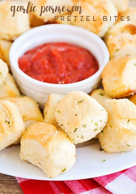 Garlic Parmesan Pretzel Bites - Somewhat Simple Pretzel Bites Recipe, Pretzel Bites Recipes, Pretzel Recipe, Jamba Juice, Pretzels Recipe, Strawberry Salad, Garlic Parmesan, Pretzels, Appetizers Easy