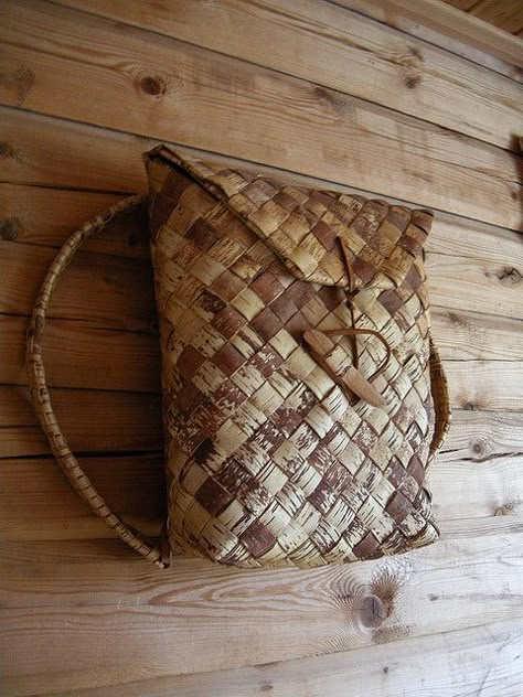 A rucksack made of birch bark (made by my grandad)  Love the simple design Birch Bark Baskets, Birch Bark Crafts, Flax Weaving, Birch Bark, Pine Needles, Nature Crafts, Basket Weaving, Burlap Bag, Fiber Art