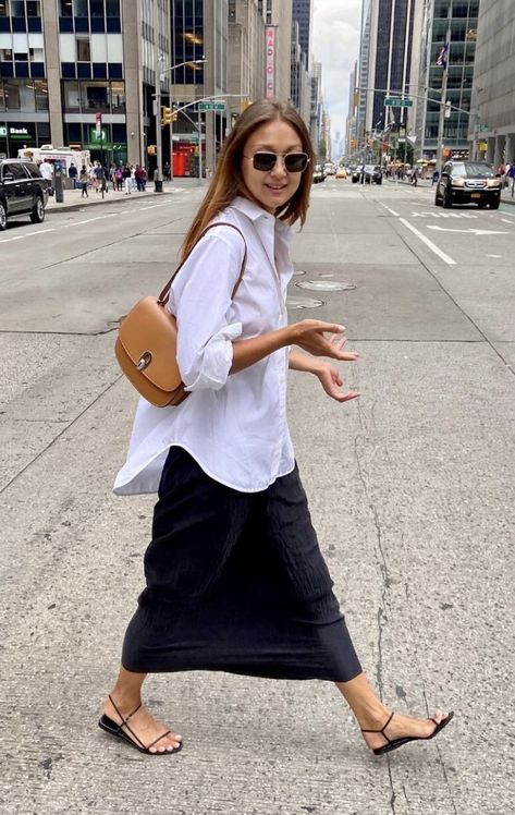 Long Skirt Shirt Outfit, Black Column Skirt Outfit, Maxi Skirt And Tshirt, Black Midi Skirt Outfit Casual, Tan Flats Outfit, Black Linen Shirt Outfit, Minimalist Outfit Summer, Quoi Porter, Looks Street Style