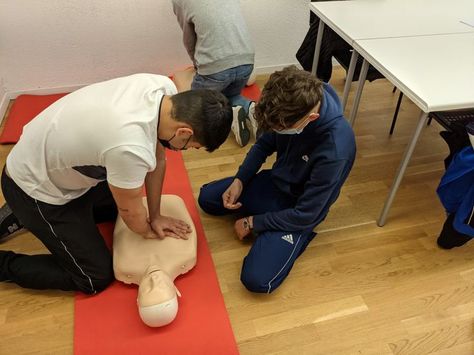 Basic Life Support Training, How To Do Cpr, Learn Cpr, Cpr Certification, Wilderness First Aid, First Aid Training, Basic Life Support, Cpr Training, First Aid Course