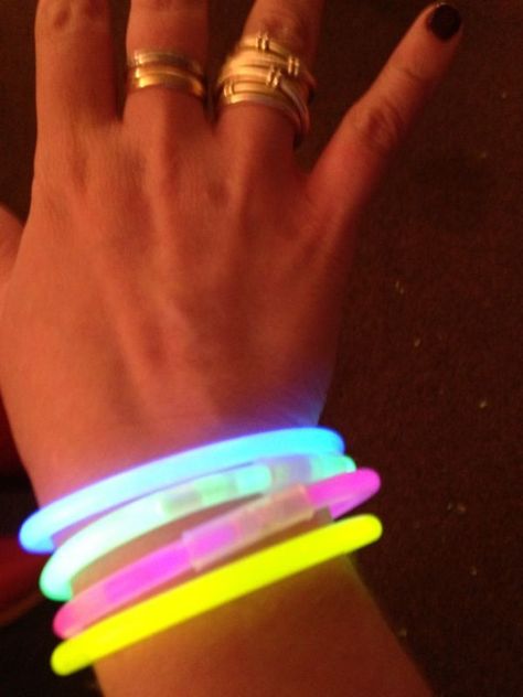 Idea for Festival Theme? Glastonbury Party Ideas, Music Festival Themed Party Decoration, Glowstick Bracelet, Garden Festival Party Ideas, Kids Festival Party Ideas, Home Festival Party Ideas, Festival Themed Party Decorations, Festival Giveaways, Music Festival Decorations