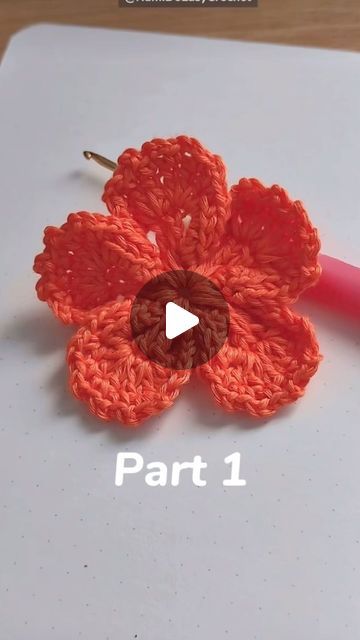 Diy Crochet Flowers Tutorial, Easy Video, Crochet Flowers Free Pattern, Crochet Flower Tutorial, Crochet Lovers, Woven Blanket, Crochet Flower Patterns, Crochet Videos, Amazing Flowers