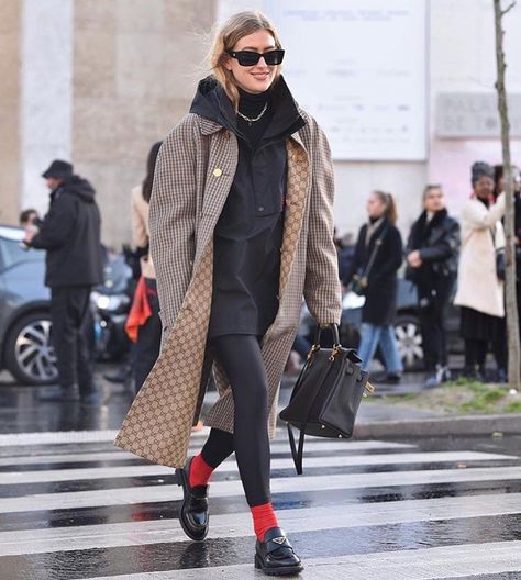 Ok, it's definitively time to pay attention to the loafers trend Chunky Black Loafers Outfit, Chunky Black Loafers, Black Loafers Outfit, Emili Sindlev, Loafers Trend, Loafers Outfit, Buckle Loafers, Chunky Loafers, Black Loafers