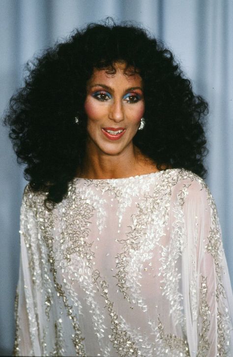 Cher Makeup, 70s Disco Makeup, Cher 80s, Cher Fashion, 80's Hairstyle, Disco Makeup, Cher Outfits, Cher Photos, 70s Makeup