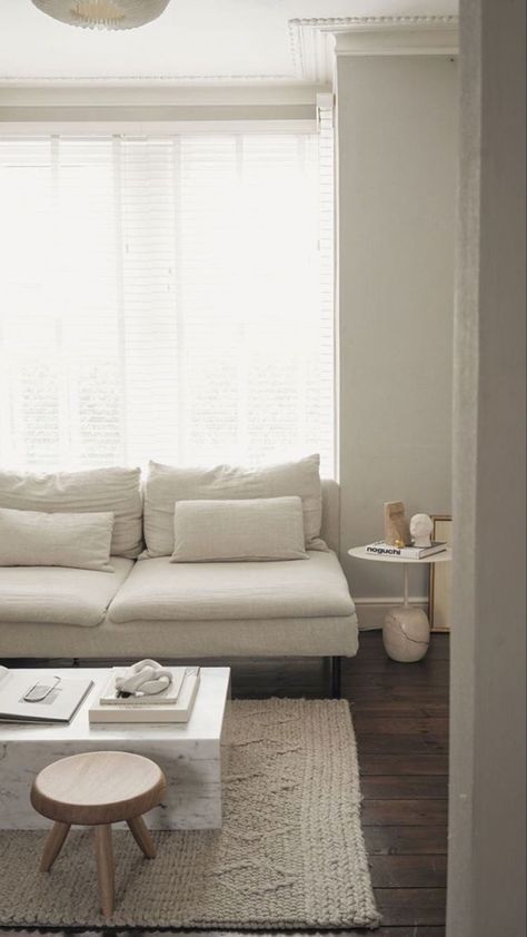 Söderhamn Sofa, Ikea Sofas, White Couch, Deco Studio, Livingroom Layout, Apartment Inspiration, Living Room Inspo, Modern Furniture Living Room, Apartment Interior