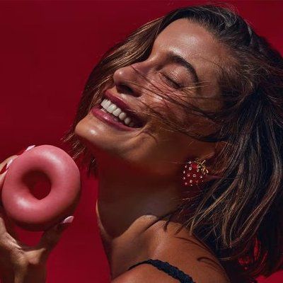 🦋 on X Glossier Beauty, Hailey Rhode Baldwin, Rhode Skin, Strawberry Glaze, Hailey Bieber Style, Strawberry Summer, Red Manicure, Types Of Jeans, Krispy Kreme