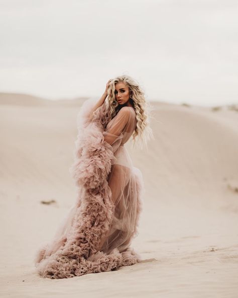 Utah Dress Rentals (@utahgowns) • Instagram photos and videos Long Flowy Dress Photoshoot, Tulle Dress Photoshoot, Flowy Dress Photoshoot, Flowy Dress Photography, Desert Photo Shoot, Outfit For Pictures, Mode Poses, Poofy Dress, Desert Pink