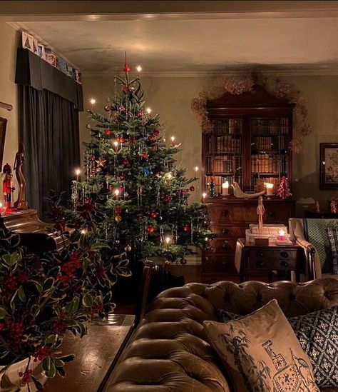 Gorgeous Christmas Decor, 80s Christmas Aesthetic, Christmas Home Exterior, Christmas Dreaming, Dark Christmas, Cosy Christmas, Christmas Inspo, Christmas Feeling, 12 December