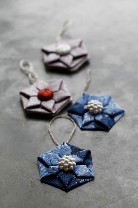 Origami Ornaments, Tutorial Origami, Fabric Origami, Folding Origami, Folded Fabric Ornaments, Quilted Ornaments, Christmas Origami, Quilted Christmas Ornaments, Origami Flowers