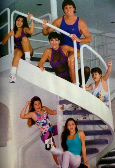 Oh my gosh!!!! My favorite is number 20!!!!!! Kardashian Family Photo, Awkward Photos, Awkward Family Photos, Jenner Family, Kardashian Family, Family Shoot, Keeping Up With The Kardashians, Humor Grafico, E Card