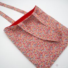 Tuto - Coudre un tote bag réversible en liberty - Au coeur d'une maman Bags Sewing, Diy Tote, Tote Bag Tutorial, Reversible Tote Bag, Tote Bags Sewing, Tote Bag Patters, Crochet Clutch, Bag Tutorial, Diy Tote Bag