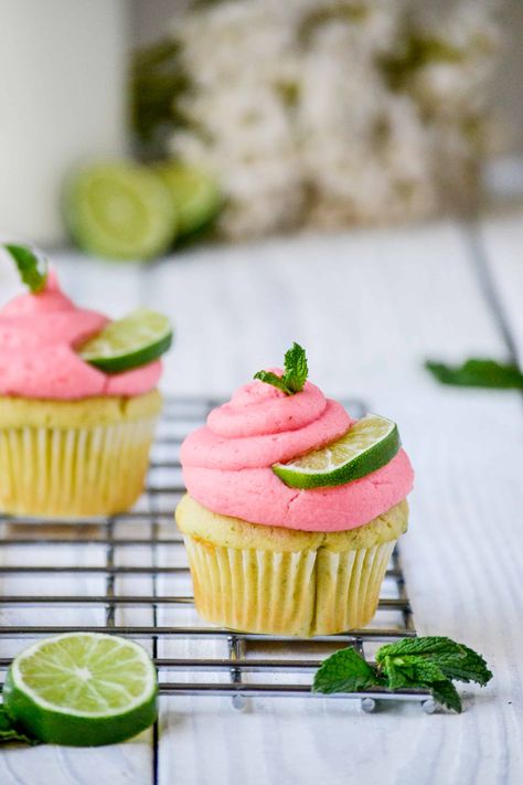 Berry Mojito Cupcake Berry Mojito, Mojito Cupcakes, Boozy Cupcakes, Lime Cupcakes, Raspberry Mojito, Moist Cupcakes, Watermelon Mojito, Raspberry Buttercream, Hello Cupcake