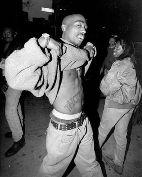 Old School Rap Aesthetic, 2pac Poster, Tupac Photos, 90s Rappers Aesthetic, Tupac Wallpaper, 90s Rappers, Tupac Pictures, 90s Rap, Old School Music