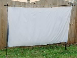 Make an Outdoor Movie Screen | HGTV Outdoor Projection Screen Ideas, Diy Projector Screen Outdoor, Kitschy Crafts, Backyard Movie Screen, Diy Backyard Movie, Projector Screen Diy, Diy Outdoor Movie Screen, Outdoor Theatre, Outdoor Projector Screen