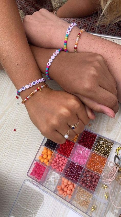 Besties Bracelet Diy, Matching Bracelets Friend Group, Friends Making Bracelets Aesthetic, Trio Bracelets Aesthetic, Bff Bracelets Aesthetic, Making Bracelets With Friends Aesthetic, Diy Matching Bracelets Best Friends, Bead Bracelets For Friends, Friendship Bracelets Making Aesthetic