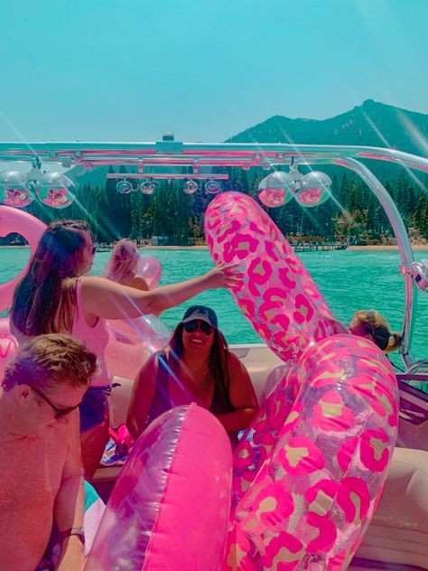 Pink Boat, Pool Poses, Boat Day, Pink Cheetah Print, Best Friend Outfits, Pink Cheetah, Bday Girl, Boat Party, Best Friend Photos