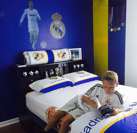 ⚽️ #RMFans taking it to the next level. #RMFans llevándolo al siguiente nivel. - : @footballereddy #HalaMadrid Real Madrid Room Decor, Soccer Sports, Boy Decor, Animal Crafts For Kids, Animal Crafts, Room Aesthetic, Baby Room Decor, Football Soccer, Boy Room