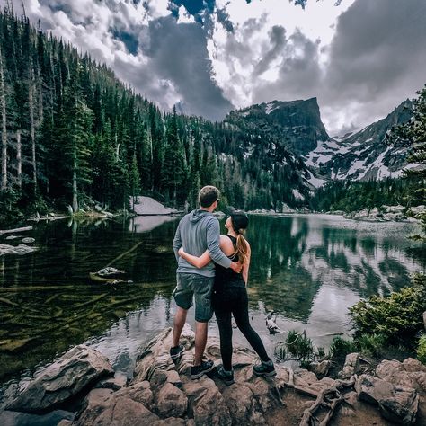 First-Timer's Guide to Hiking Emerald Lake Trail - wherever.someday Mountain Date Ideas, Colorado Outfit November, Emerald Lake Rocky Mountain National Park, Family Hiking Photography, Mountain Hiking Aesthetic Couple, Hiking Photography Couples, Colorado Fashion Summer, Colorado Hiking Aesthetic, Mountain Vacation Aesthetic