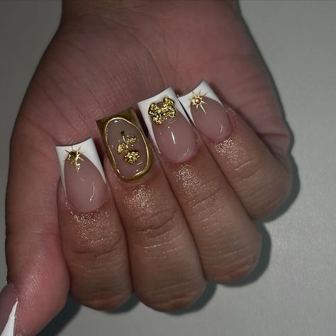 gold shorties ⭐️✨ . . #goldnails #longnails #almondnails #bombnails #cutenails #nails #nailstyle #squarenails #pinkfrenchnails #nailinspo #hellokittynails #valentinobeautypure #lanails #nailtech #nailart #whitenails #ombrenails #airbrushnails #glitternails #pinknails #chromenails Gold Nails Short Square, Moms Nails, Nails With Charms, Shorties Nails, 25th Bday, Pink French Nails, Girly Acrylic, Airbrush Nails, Girly Acrylic Nails