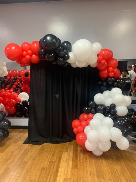 Red Black And White Balloons, Ballon Art, Large Garland, Rock And Roll Birthday, Balloon Arch Diy, Black And White Balloons, Mini Garland, Balloon Arches, Balloon Ideas