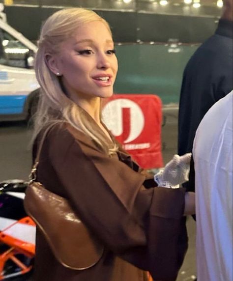 Ariana Grande Blonde Hair, Ariana Grande Hair, Ariana Grande Sweetener, Ariana Grande Outfits, Ariana Grande Cute, Ariana Grande Style, Ariana Grande Photos, Ariana Grande Pictures, Ariana G