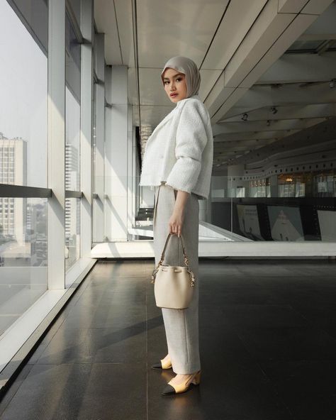 White Outer Outfit, Outer Hijab, Outer Outfit, Campus Outfit, Hijab Ootd, Hijabi Outfits Casual, Hijabi Outfits, Outfit Hijab, Hijabi Girl