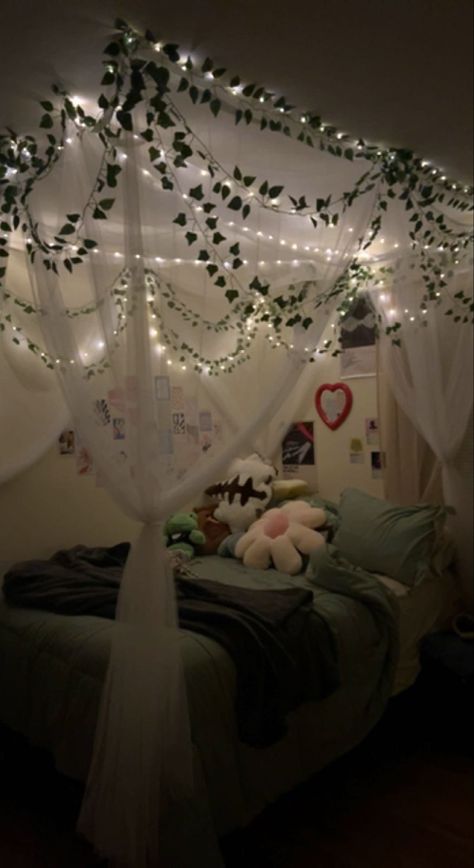 11 Year Room Ideas, Rooms For 12 Yrs, Room Ideas Canopy Bed, Small Room Decor Ideas Bedroom, Therian Bedroom, Pretty Room Ideas, Whimsical Bedroom Ideas, Vibey Room Aesthetic, Dorm Room Decor Ideas