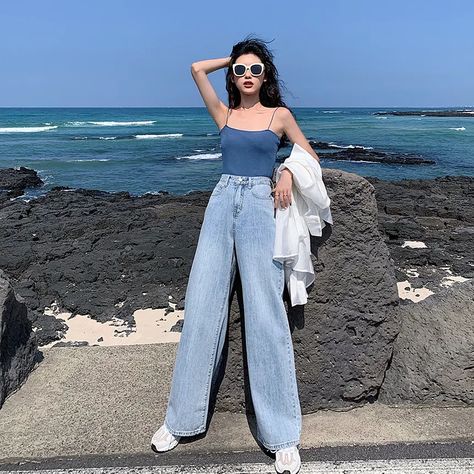 Wide Legged Jeans Outfit, Blue Wide Leg Pants Outfit, Light Blue Jeans Outfit, Jeans And Bodysuit, Wide Leg Outfit, Knit Camisole, High Waisted Pants Outfit, Wide Leg Jeans Outfit, Top Azul