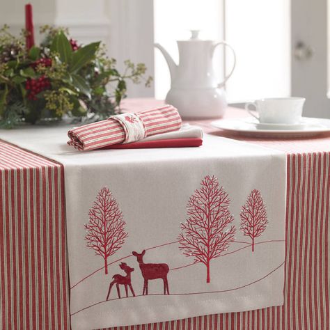 Are you interested in our Reindeer Linen Runner ? With our Linen Table Runner with Reindeer design you need look no further. Xmas Table Runners, Christmas Table Runner Pattern, Embroidery Painting, Christmas Tree On Table, Christmas Table Linen, Printed Table Runner, Cabin Christmas, Christmas Linen, Christmas Idea