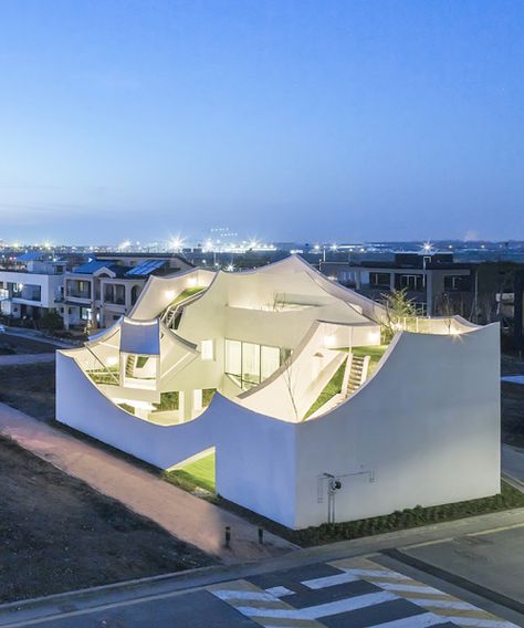 IROJE KHM builds 'flying house' for a pilot near incheon's international airport Flying House, Roof Architecture, Unique Buildings, Small Buildings, Modern Architecture House, Space Architecture, Futuristic Architecture, Facade Design, Residential Building