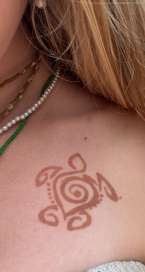 Bic Body Mark Tattoo Ideas, Henna Tattoo Designs Ocean, Preppy Henna Tattoos, Henna Turtle Design, Beachy Henna Tattoos, Henna Tattoo Designs Beach, Henna Tattoo Designs Animals, Virgin Islands Tattoo, Henna Tattoo Beach